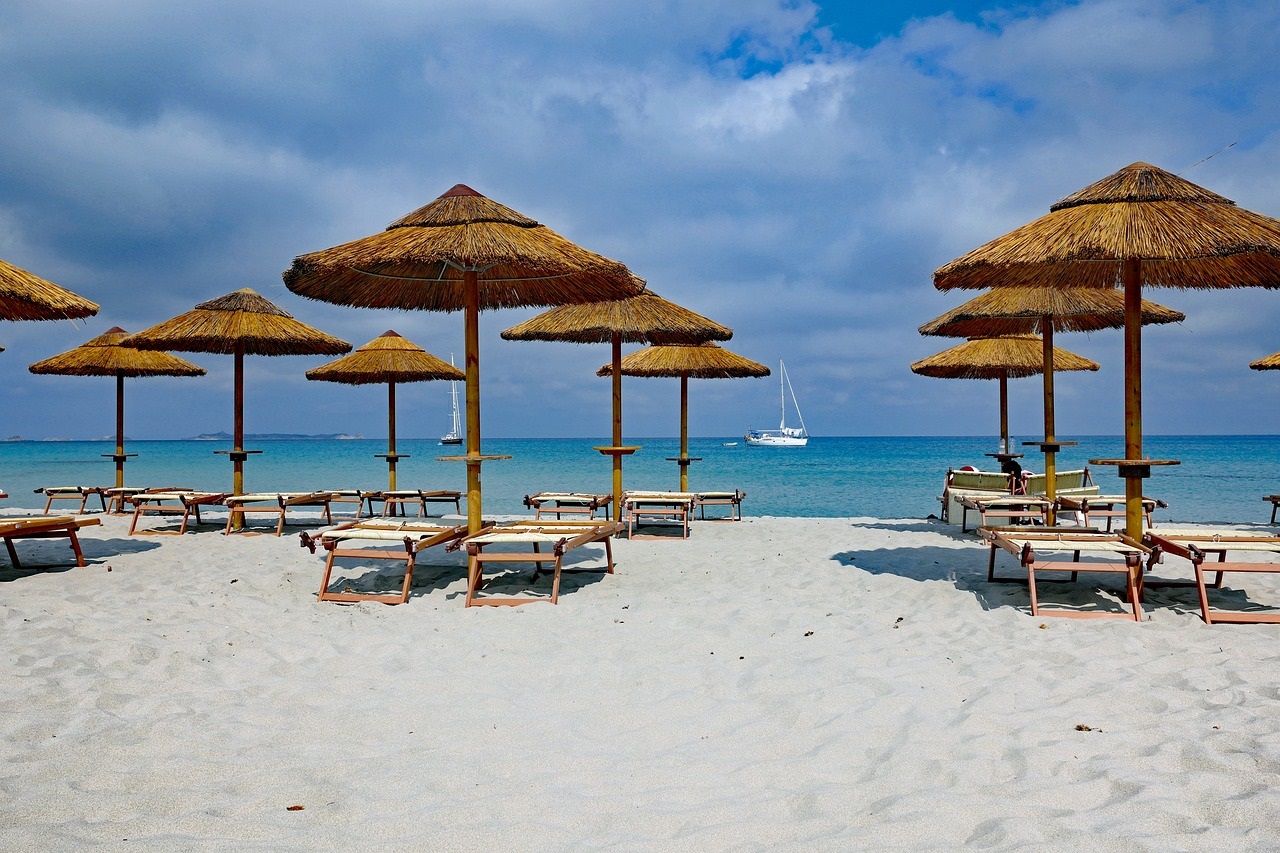 Χωρίς ομπρέλες και ξαπλώστρες σε 200 παραλίες της Ελλάδας